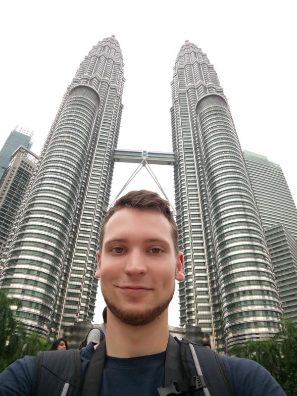 Ein kleiner Trip zu den Zwillingstürmen Petronas Towers. Der vom Ölkonzern Petronas als Geschäftsgebäude genutzte 452 m hohe Wolkenkratzer ist auch für Touristen zugänglich.